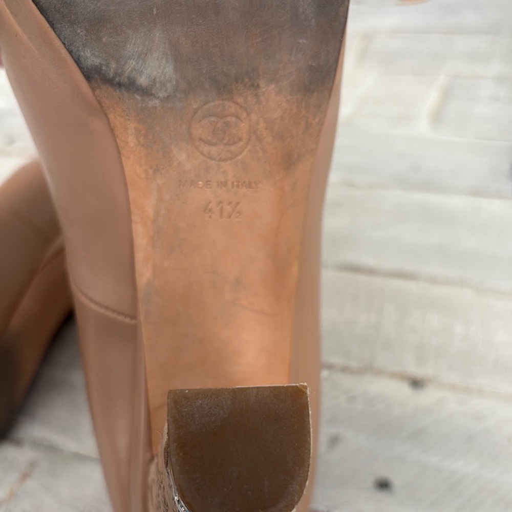 CHANEL Tan Heels Sleek Patent Leather Design - Picture 6 of 7